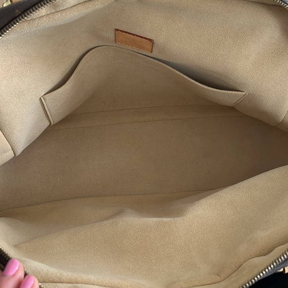 Authentic LV Monogram Manhattan GM - Picture 11 of 14